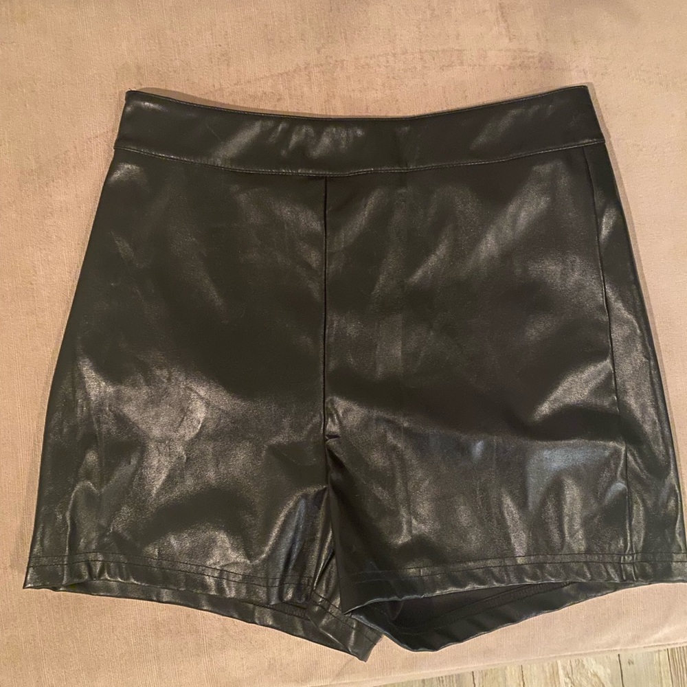 New vegan leather shorts Sz medium